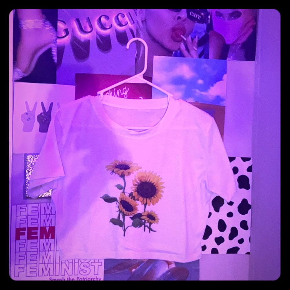 Cute cropped tee with sunflower design!